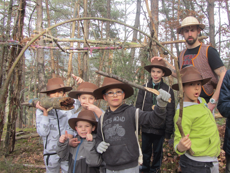 Groupe d'enfants déguisés en aventuriers en colonie de vacances été