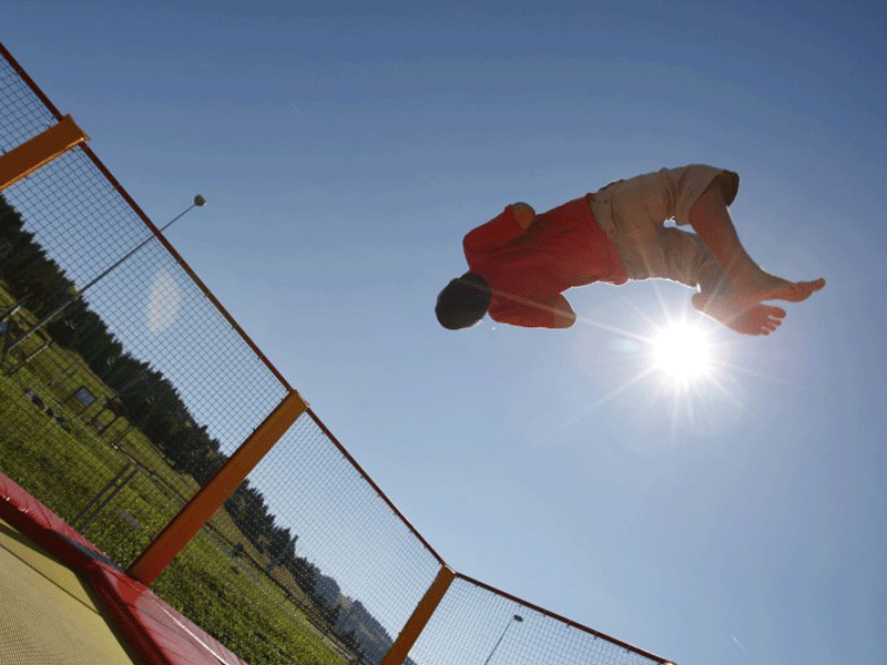 Enfant faisant du trampoline en colonie de vacances été