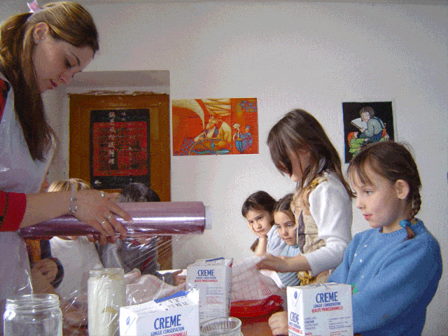 Groupe d'enfants en train de faire à manger en colo