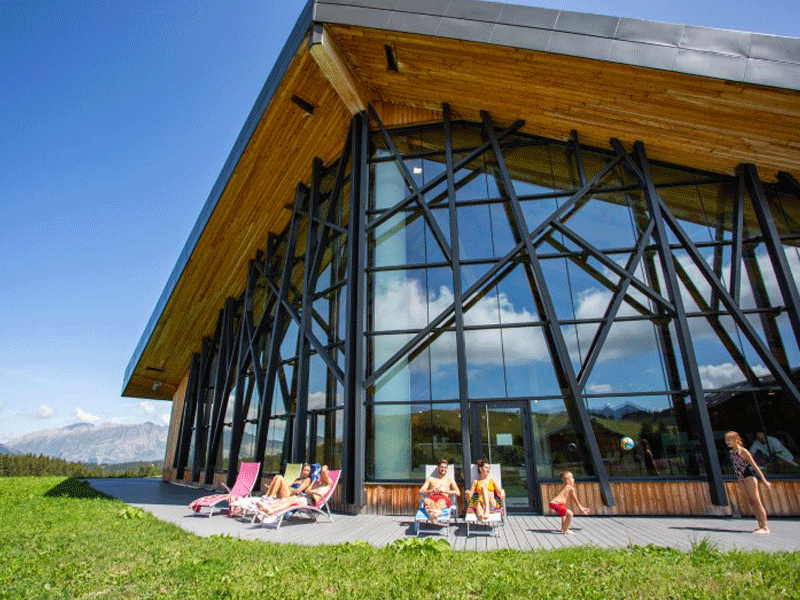 Extérieur de la piscine de la colonie de vacances d'été pour jeunes enfants djuringa juniors