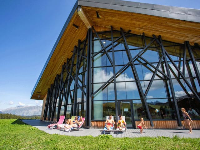 Extérieur de la piscine de la colonie de vacances d'été pour jeunes enfants djuringa juniors