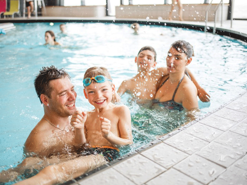 Enfants à la piscine avec leur animateur de colonie de vacances d'été
