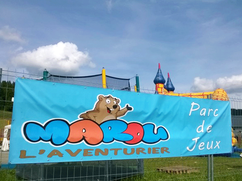 Entrée du parc de jeux pour enfants marou 'laventurier en colonie de vacances
