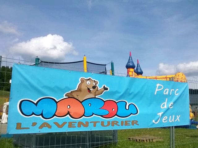 Entrée du parc de jeux pour enfants marou 'laventurier en colonie de vacances