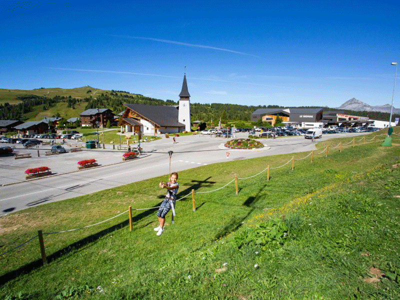 Enfant faisant de la tyrolienne en colonie de vacances à la montagne