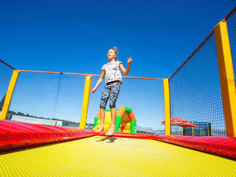 Enfant faisant du trampoline en colonie de vacances été