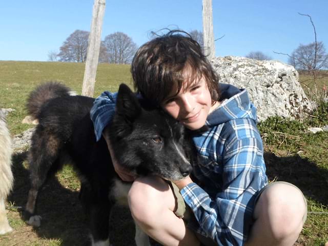 Jeune enfant avec un chien en colonie de vacances canirando été
