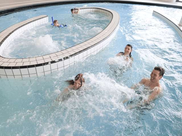 Enfants jouant à la piscine en colonie de vacances été