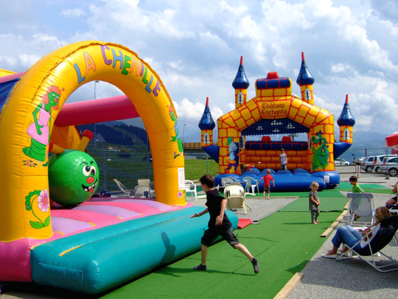 Enfants jouant sur des jeux gonflables en colonie de vacances été