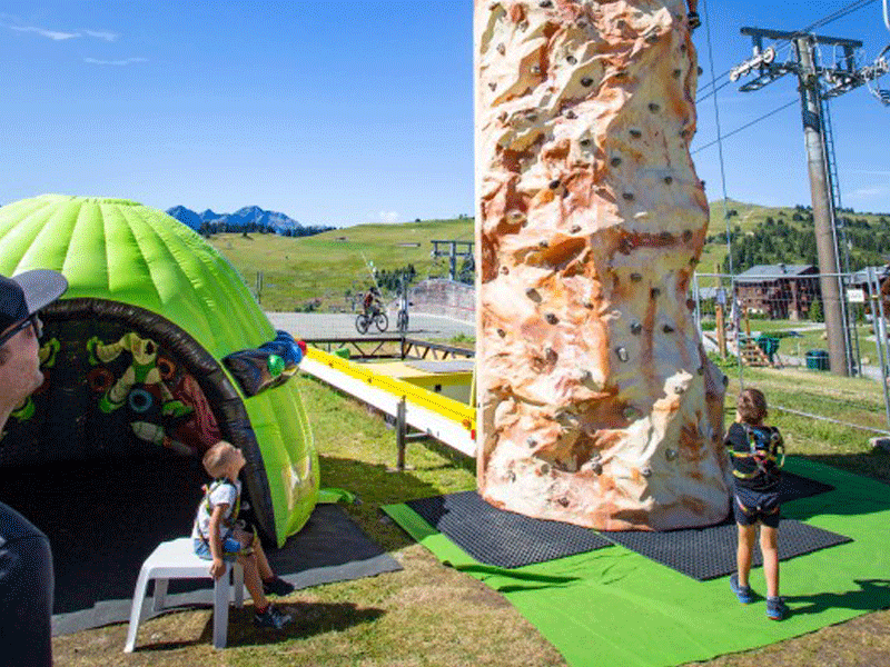 Enfants pratiquant de multipes activités en colo