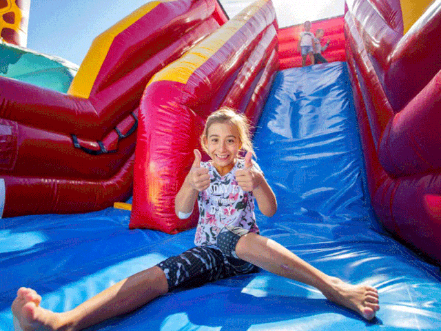 Enfants jouant dans les jeux gonflables en colonie de vacances cet été