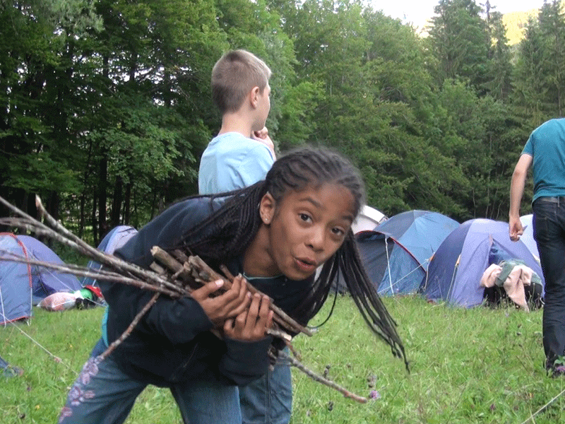 enfants et adolescents en bivouac en colonie de vacances cet été