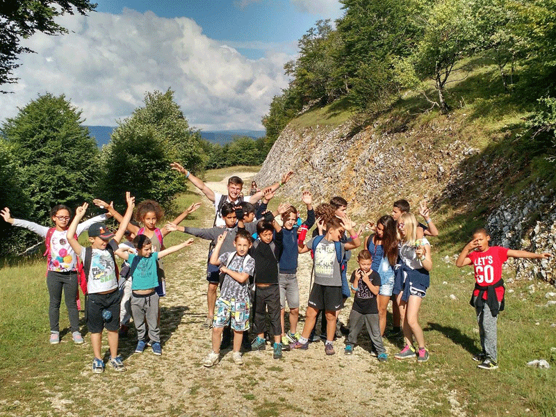 groupe d'enfants en colonie de vacances à la montagne cet été