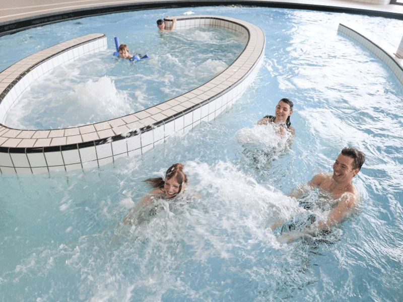 enfants et ados se baignant à la piscine à la montagne en colonie de vacances