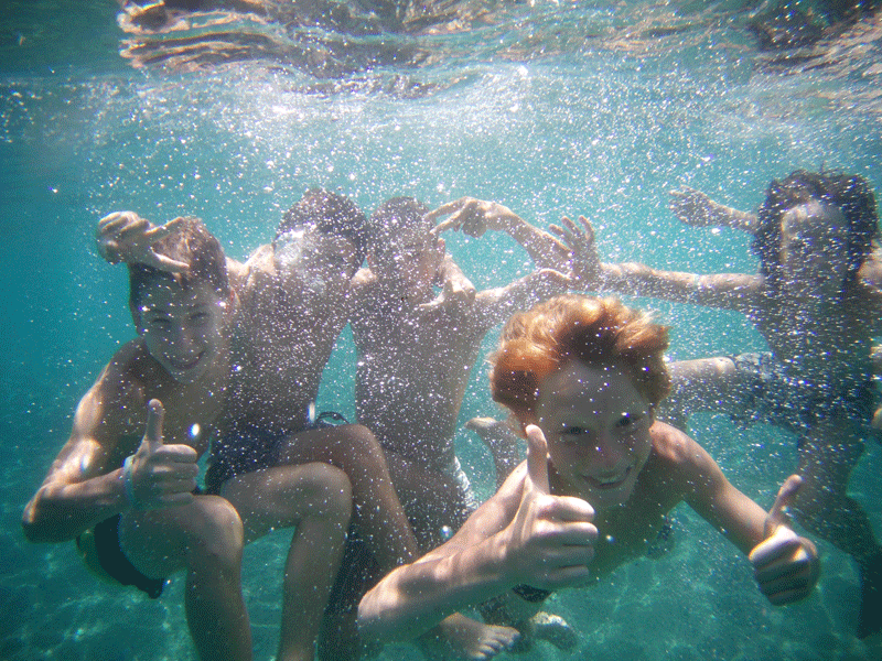Enfants se baignant en colonie de vacances à la montagne cet été