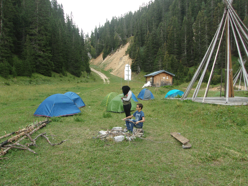 Bivouac pour enfants et ados en colonie de vacances à la montagne 