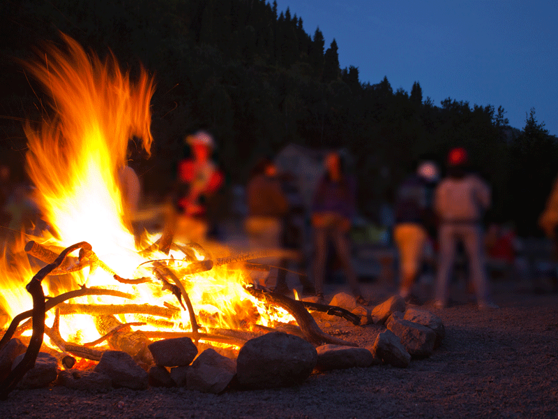 Feux de camp en colonie de vacances d'été à la montagne pour enfants