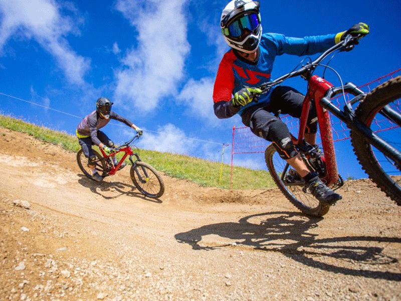 Ados faisant du vtt de descente en colonie de vacances cet été