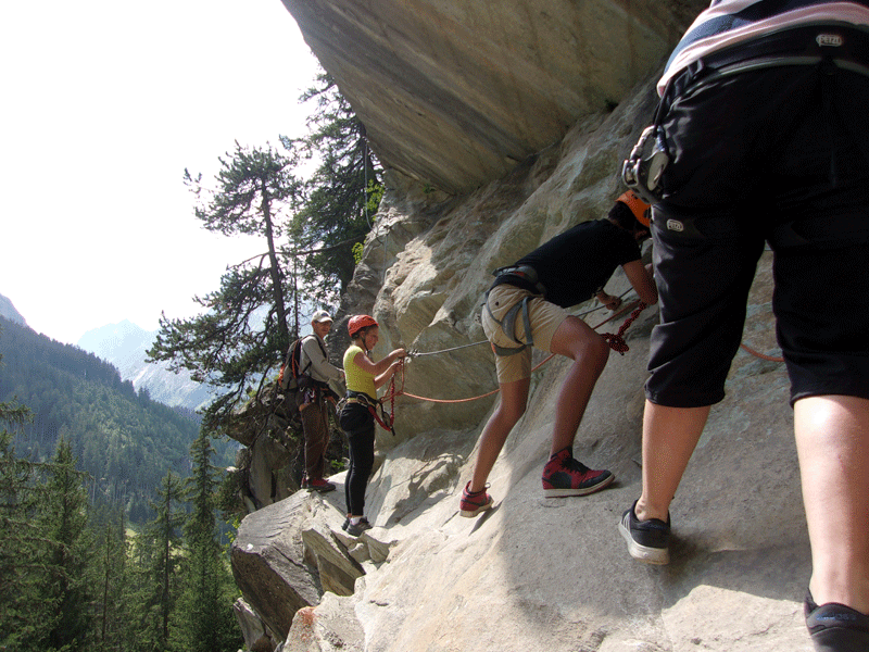 groupe d'ados faisant de la via ferrata en colo