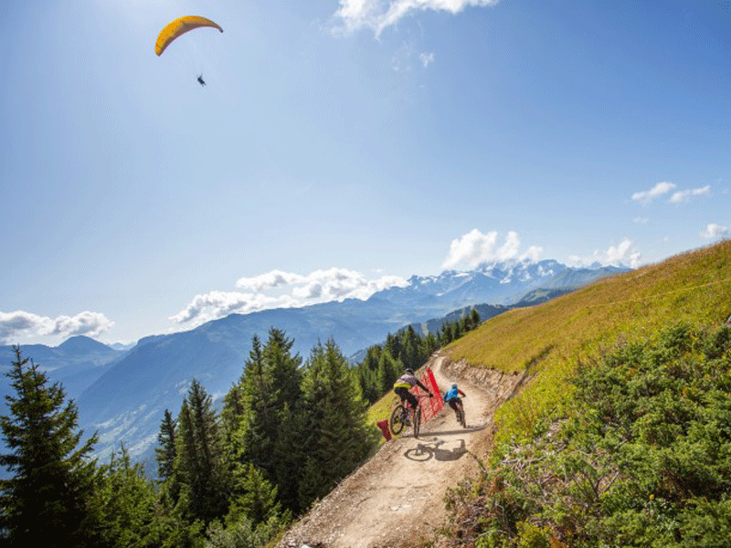 Adolescents faisant du parapente en colonie de vacances cet été à la montagne