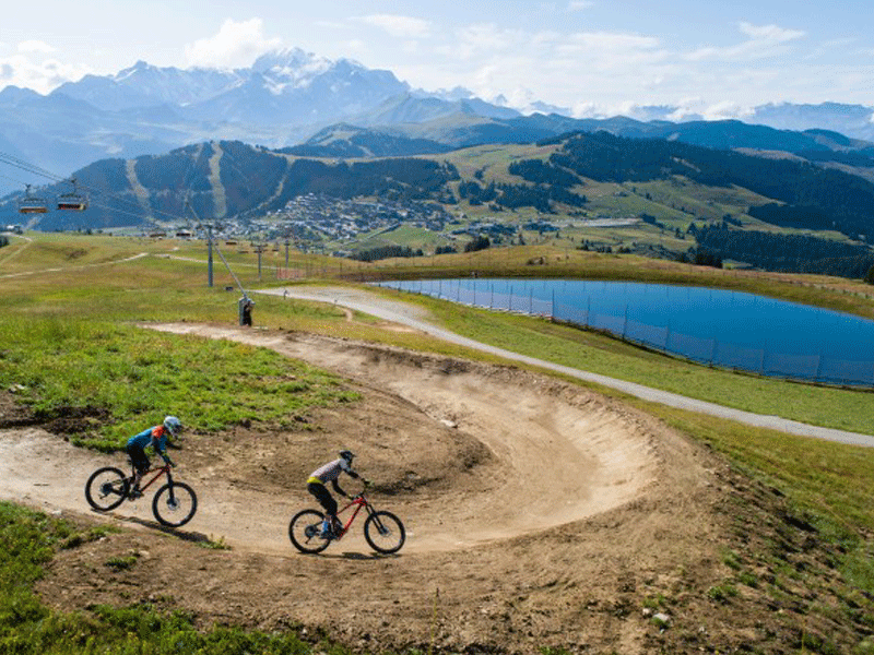 Adolescents faisant de la descente en vtt en colonie de vacances cet été à la montagne