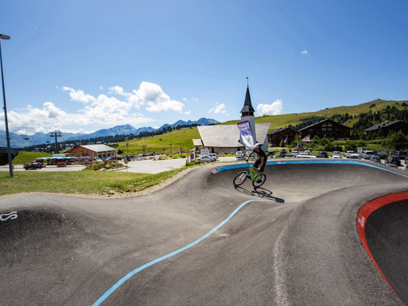 adolescents faisant du vtt sur circuit en colonie de vacances d'été