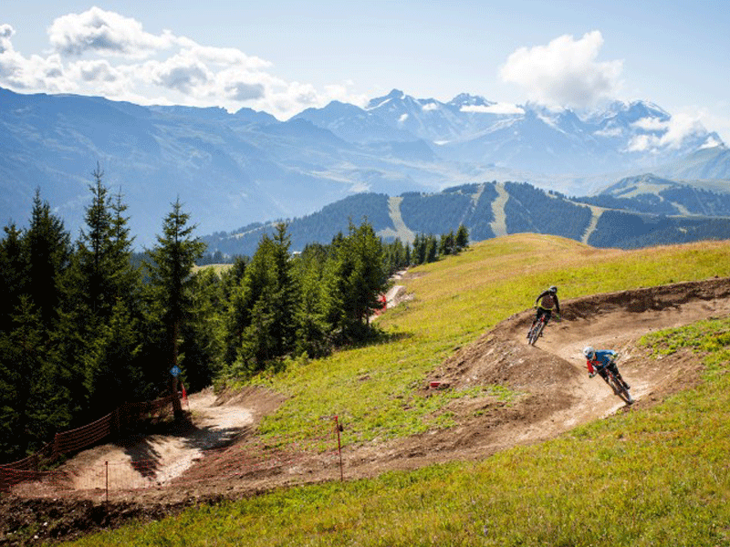 adolescents en colonie de vacances à la montagne pratiquant le VTT de descente