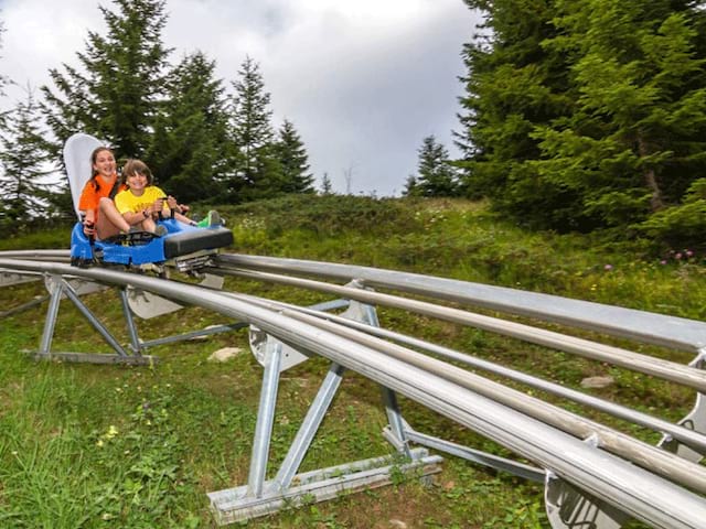 adolescents et enfants pratiquant le mountain twister en colonie de vacances