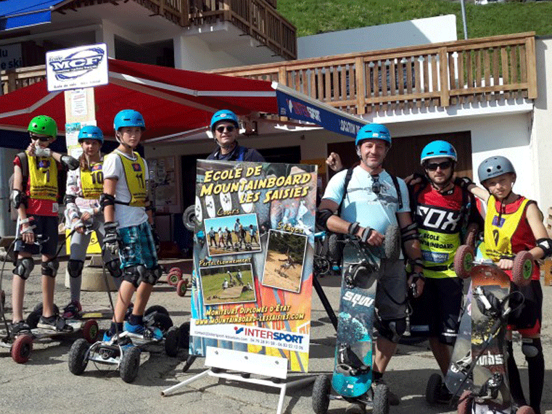 groupe d'adolescents équipés pour faire de la mountain board en colonie de vacances cet été