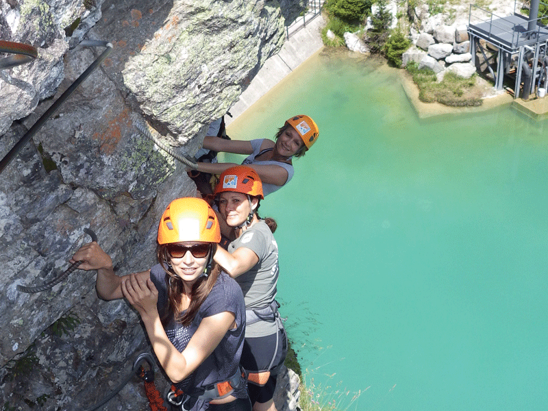 adolescents en via ferrata en colonie de vacances à la montagne cet été