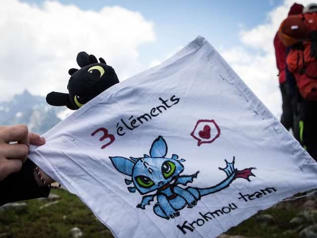 drapeau du groupe d'ados à la montagne