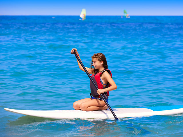 jeune fille faisant du paddle en colo