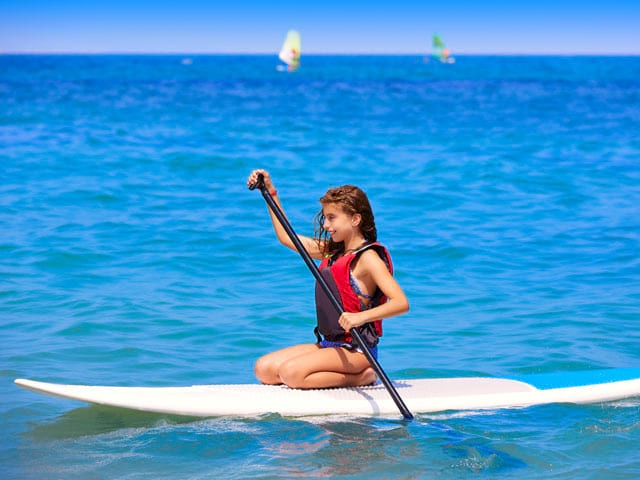 jeune fille faisant du paddle en colo