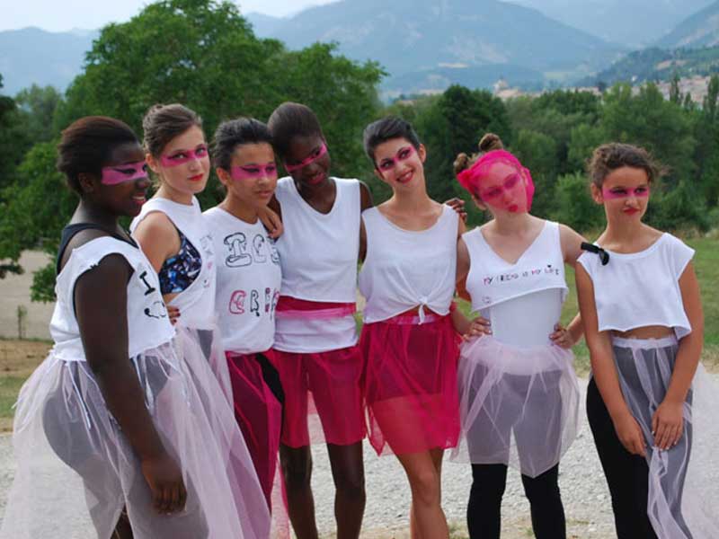 groupe d'adolescentes avec accessoires de mode en colo cet été