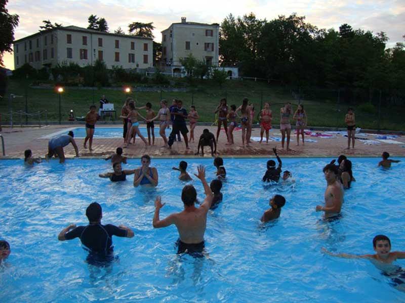 Les jeunes de la colonie de vacances s'amusent dans la piscine du centre