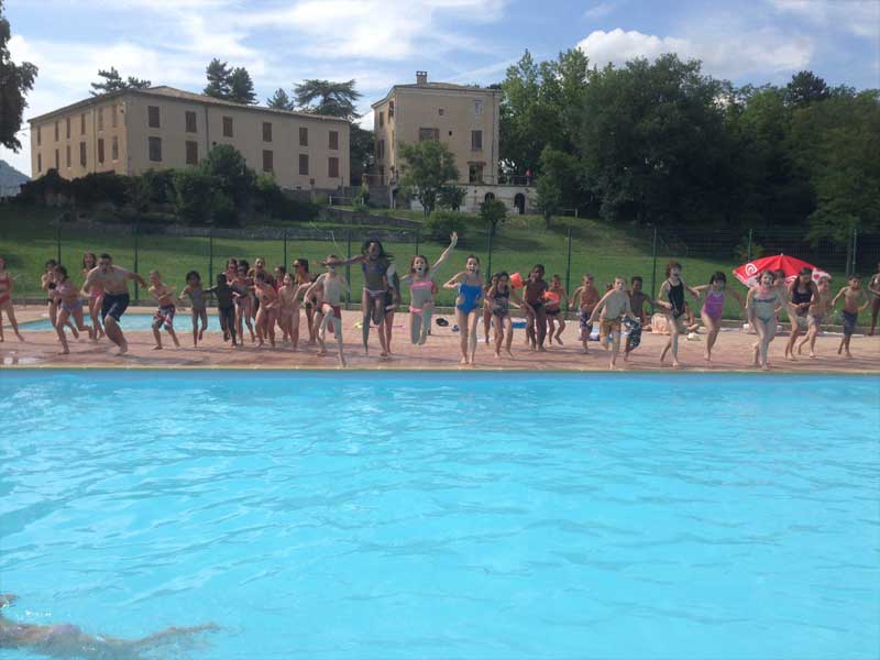 La colonie de vacances en plein saut dans la piscine