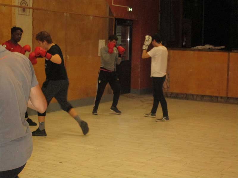 Activité boxe de la colonie de vacances en été