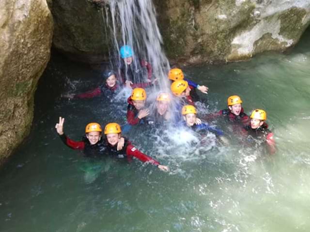 groupe d'enfants faisant du canyoning en colo cet été