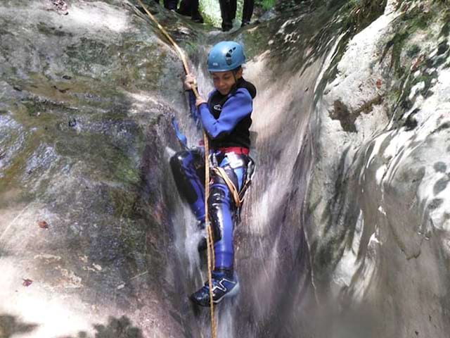 ado faisant du canyoning en colo cet été