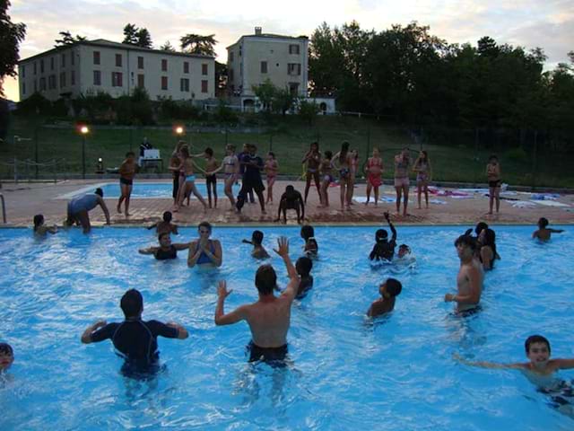 groupe d'enfants en colo à la piscine