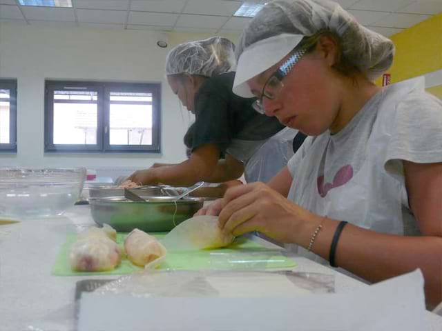 Enfants en train de cuisiner durant la colonie de vacances