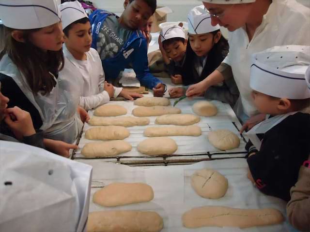 Les enfants en train de cuisiner du pain durant la colonie de vacance