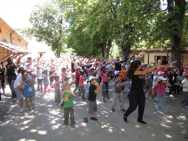 La danse de la colonie de vacances danser par tout le monde