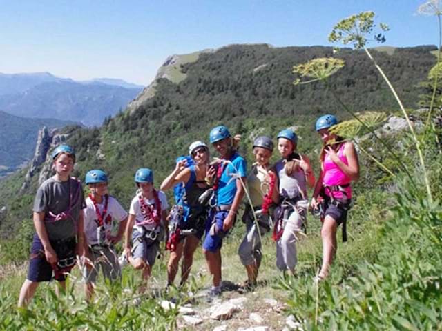 Jeunes de la colonie de vacances durant une activité escalade en été