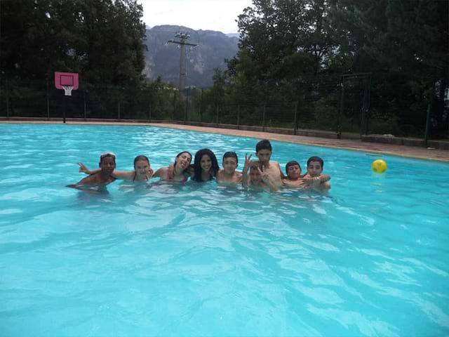 Groupe de jeune dans la piscine du centre