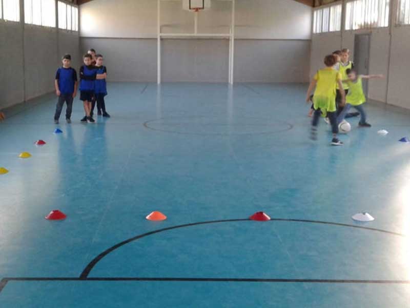 Les jeunes en colonie de vacances faisant un entraînement de foot