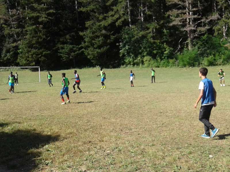 Tournoi de foot jouer durant la colonie de vacances