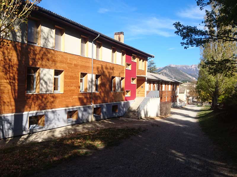 Extérieur du bâtiment qui accueil la colonie de vacances