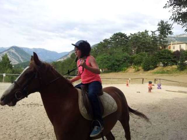 Stage d'équitation durant la colonie de vacances en été