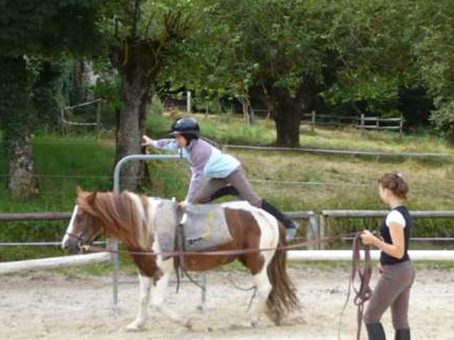 Séance de voltige sur un cheval durant la colonie de vacances